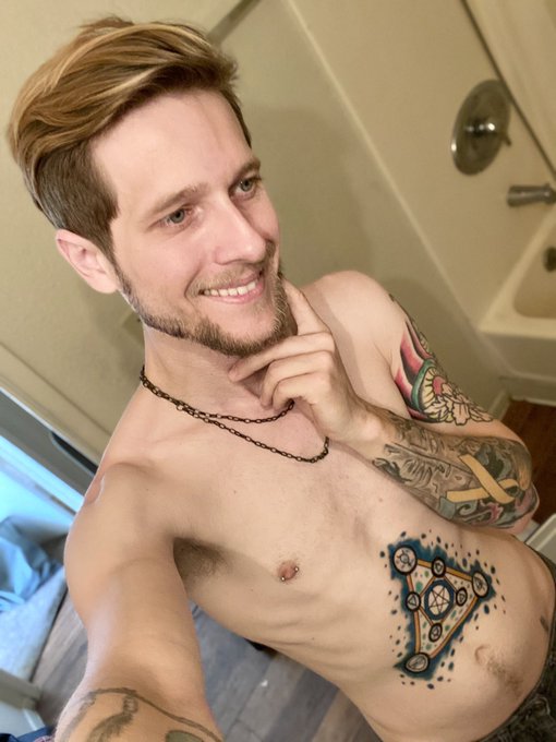 Just a quick selfie before finishing the cleaning and heading out🖤 https://t.co/meqiSXyKaH