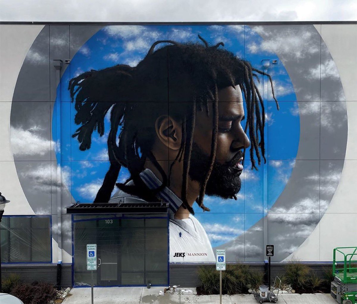 Miss_P_H_A_N_2U's tweet image. 🔥🔥🔥💙💙💙Repost from @jeks_nc
•
NC hiphop legend @JColeNC for @uhillwalls in Durham NC.
#jeks #jcole #coleworld #hiphop #legend #dreamville #jonathanmannion #streetart #uhills #mural #streetarteverywhere