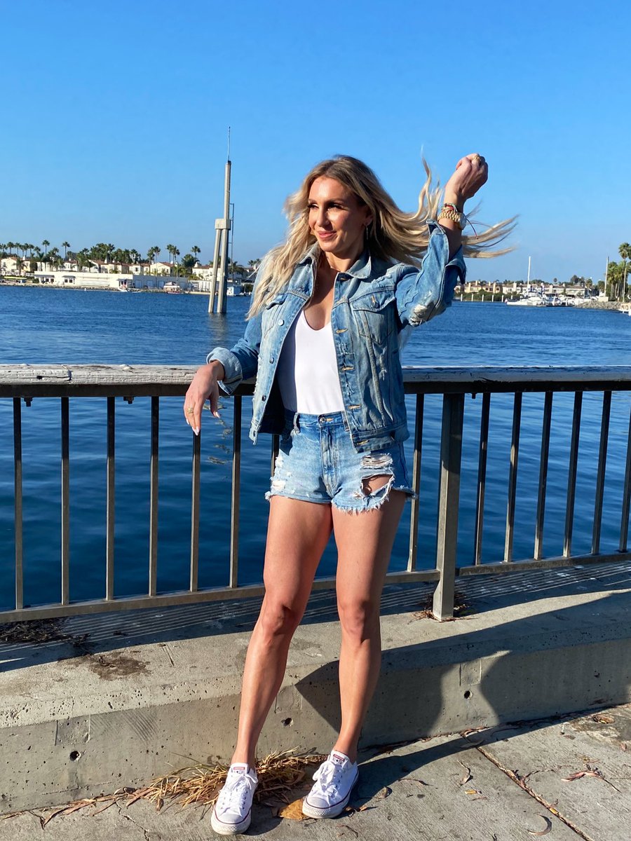 MsCharlotteWWE's tweet photo. 🌊 💙 https://t.co/73l8G441kt