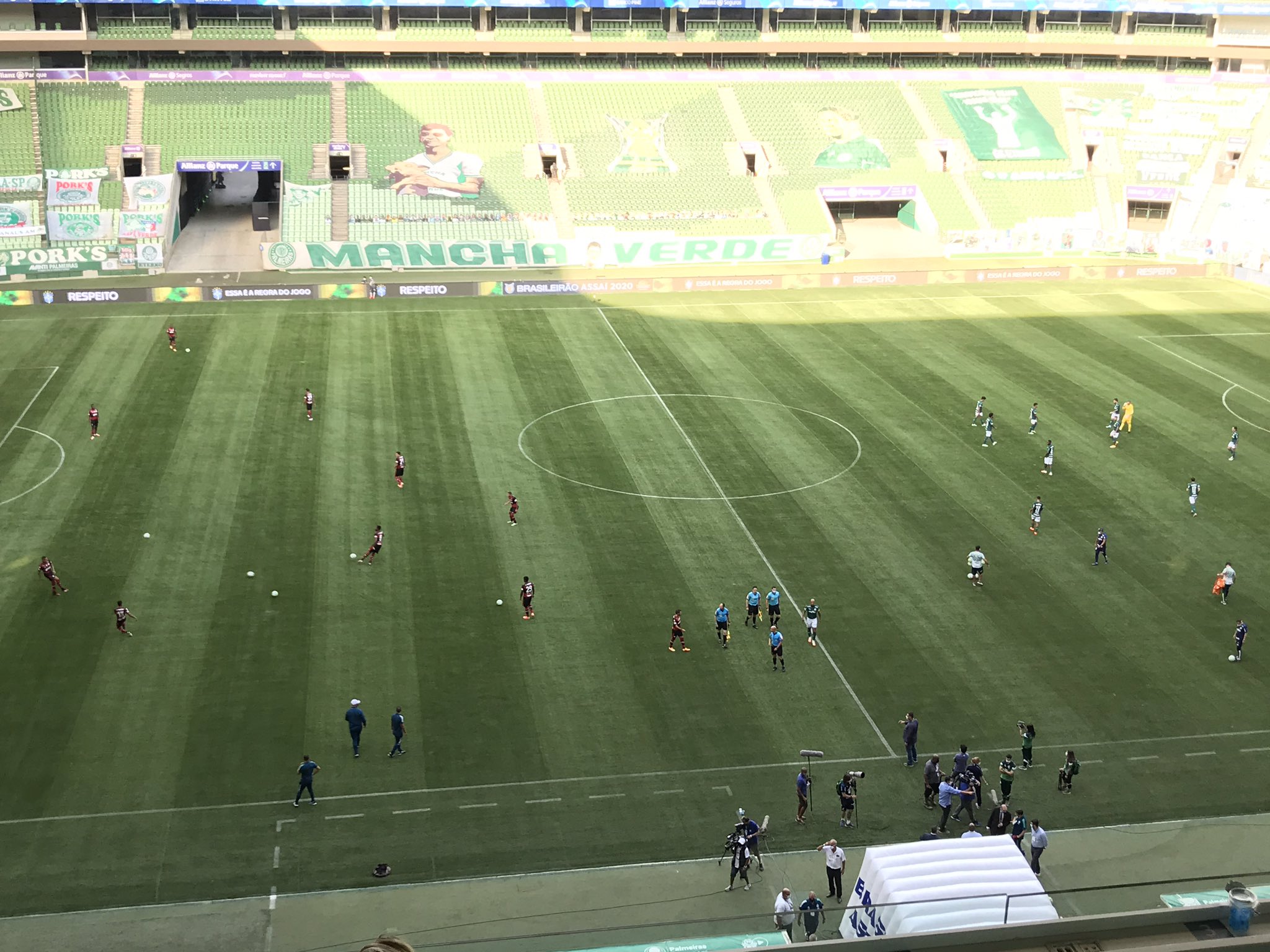Vai ter jogo! Palmeiras e Flamengo já estão em campo e a partida está prestes a começar