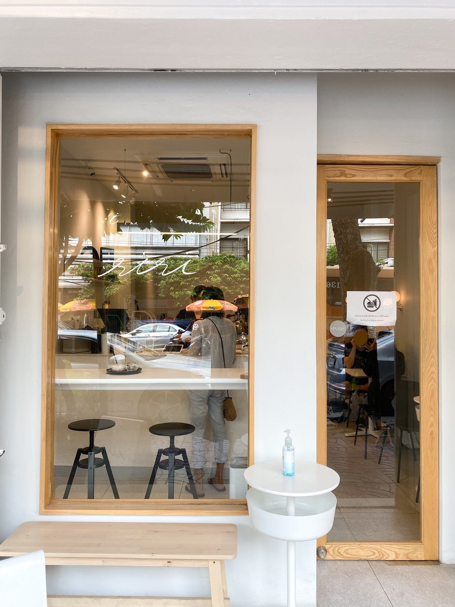 dinodiaryy's tweet photo. 𝘳𝘪𝘳𝘪𝘤𝘢𝘧𝘦 𝘣𝘬𝘬 ☕️

คาเฟ่แถวสำเพ็งที่มีความมินิมอลมากๆ เกาสุด โทนสีขาวครีมคุมโทนมากเว่อ เปิดเพลงดี เค้ากินโกโก้กับ���ค้ก อร่อยทั้งคู่เลย มุมหน้าร้านก็คือน่ารักสุดด💘

📍ถนนราชวงศ์
🚂 ประมาณ 800 เมตรจาก mrt วัดมังกร
🕘 mon-fri 8am-5pm 
/ sat-sun 9am-5pm

@aroii #รีวิวคาเฟ่ https://t.co/8wxPSbVjX6