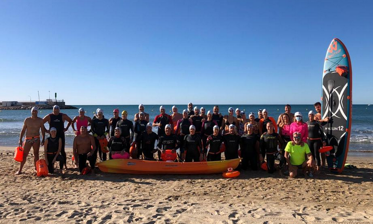 nataciotarraco's tweet photo. Un grup de nedadors Màsters CNTàrraco ha participat avui 27 setembre a la Nedada solidària x l’Alzheimer, organitzada pels #malaltsdaigua, amb el Jordi Cervera al capdavant, nedant els 4km q separen el Port de Salou fins a la Torre d’Esquirol de Cambrils. #Connectatperlalzheimer https://t.co/QlkByOlind