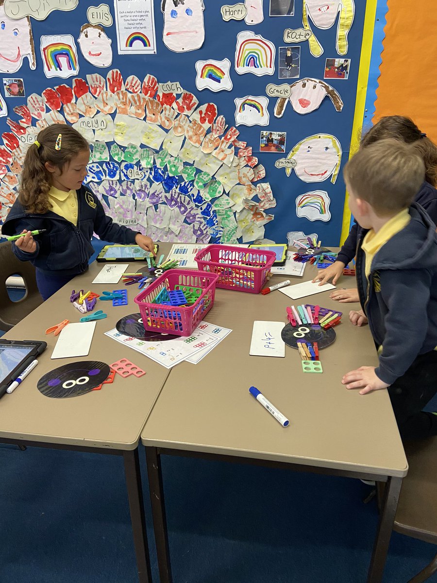 GwynfrynY's tweet photo. Gwaith adio #corryn #mathemateg #dosbarthmisseevans #cyfnodsylfaen https://t.co/H7UIBXaxfM