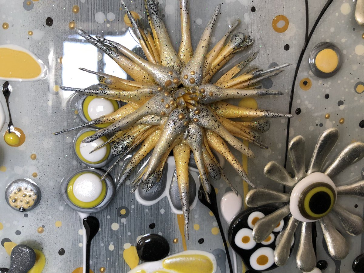 VFrance_Artist's tweet photo. ❤️🐝💛🤍 #mixedmedia #specialbirthday #specialcommission #beautifulsurprise #gorgeouslady #lovemyjob❤️ https://t.co/LLnEWTZ6ge