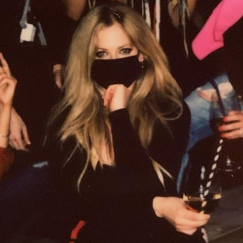 Eu te amo tanto 
HAPPY BIRTHDAY AVRIL LAVIGNE 