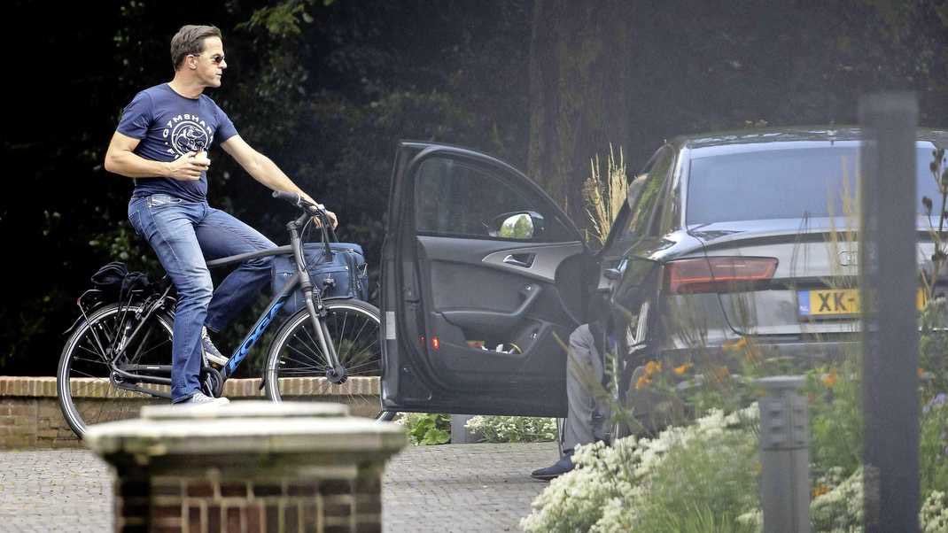 nathanvos's tweet photo. This is the prime minster of The Netherlands, eating an apple while riding his bike, on the way to the government owned manor that he is allowed to live - but refuses to. Foto EPA. https://t.co/JT8cGfoN12