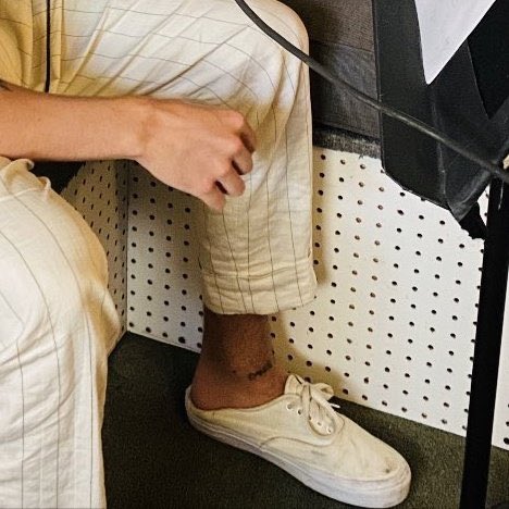 it’s been a hot sec but the vans are back!!! calm posted this pic on jul 6 BUT i think it was taken in may bc harry’s dressed for warm weather but he hasn’t yet re-laced the left shoe with the pink shoelace. some obvious dark spots on the canvas by now