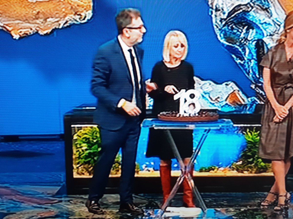 VitoPadova's tweet photo. #CTVF #CheTempoCheFa
FATE quel che dico ma NON FATE quel che faccio. Per l'ineffabile @fabfazio la #distanzasociale è un obbligo che vale per gli altri, non per i Sinistri in tv.
Bell'esempio, e poi parlano di #Salvini. https://t.co/aSjhP78phX