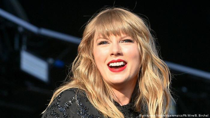 dav_taylena's tweet image. Por ser la única artista  de estos tiempos que nunca ha perdido su escencia a pesar de todo, por tener un gran corazón 💖 con todos y transmitir esa paz y ese amor #TaylorSwifIsLovedParty #TaylorSwiftIsLoved