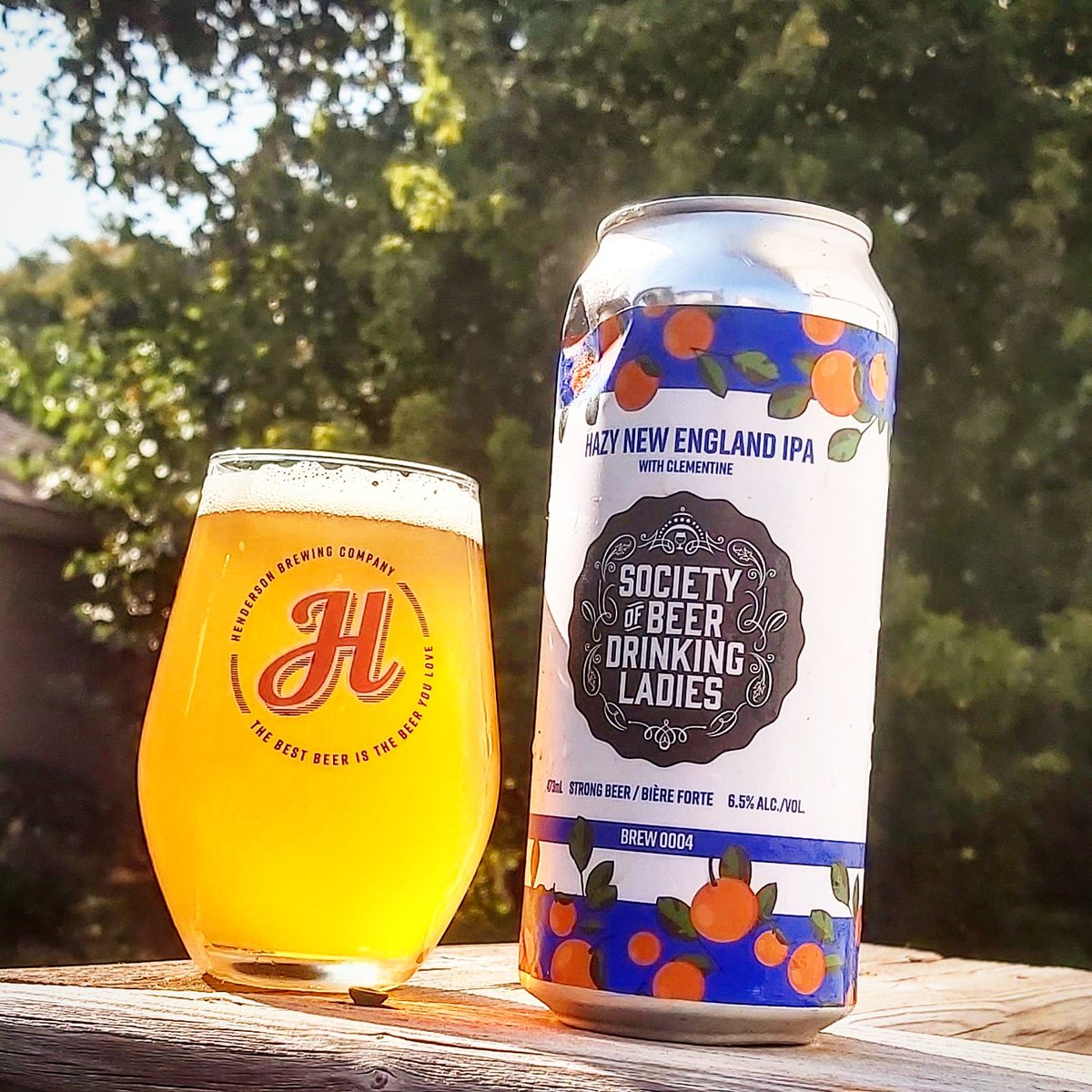 Loving these <a href="/ladiesdrinkbeer/">SOBDL</a> and <a href="/HendersonBeerCo/">HendersonBeerCo</a> collabs! Number 0004 is a 6.5% New England IPA with clementine and this <a href="/LCBO/">LCBO</a> bound pint is bringing joy to my Sunday! Full video:
 youtu.be/Pc2tw-L_6Ok
