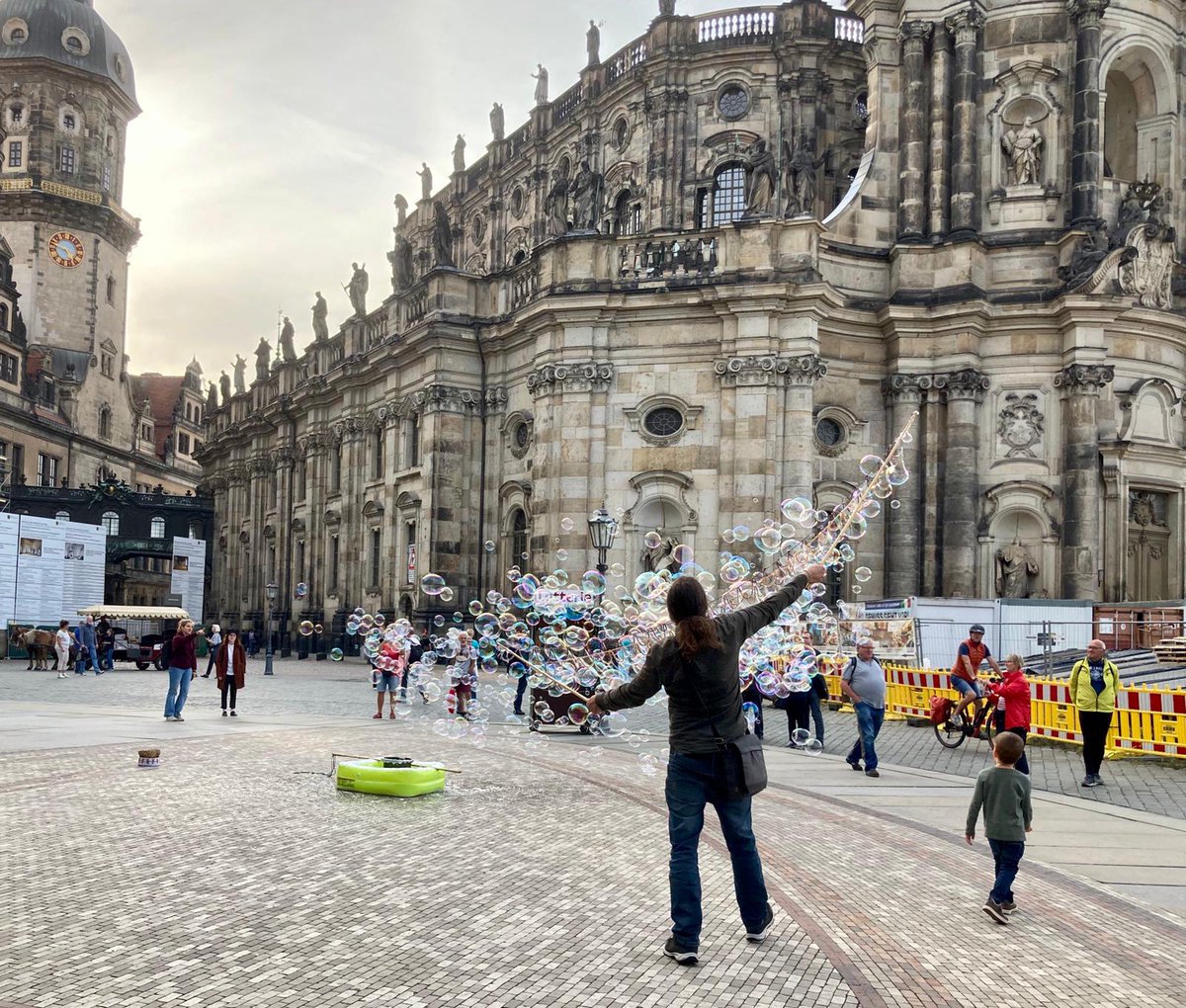 De bellenblaasman in #Dresden. Kleurrijk, luchtig, vluchtig. Zo'n beetje als ons. We 'shinen', even, en dan is het "Ping" voorbij. Heerlijk, vakantie 2020.