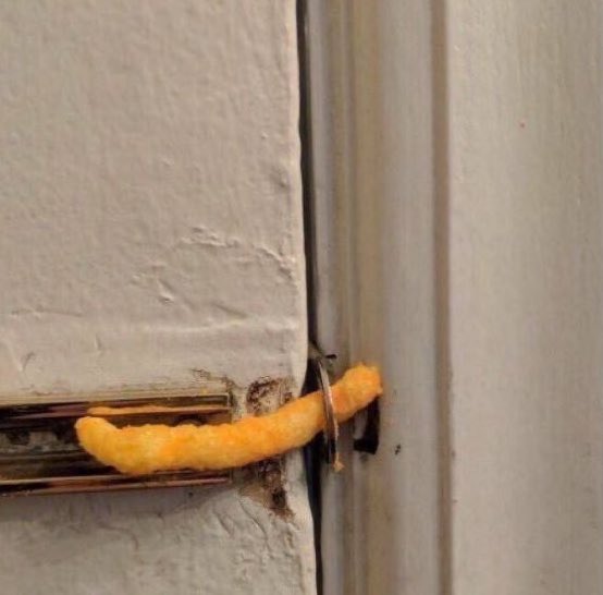 El pestillo de la habitación de Cristian y Tom.

#LaIslaDeLasTentaciones2