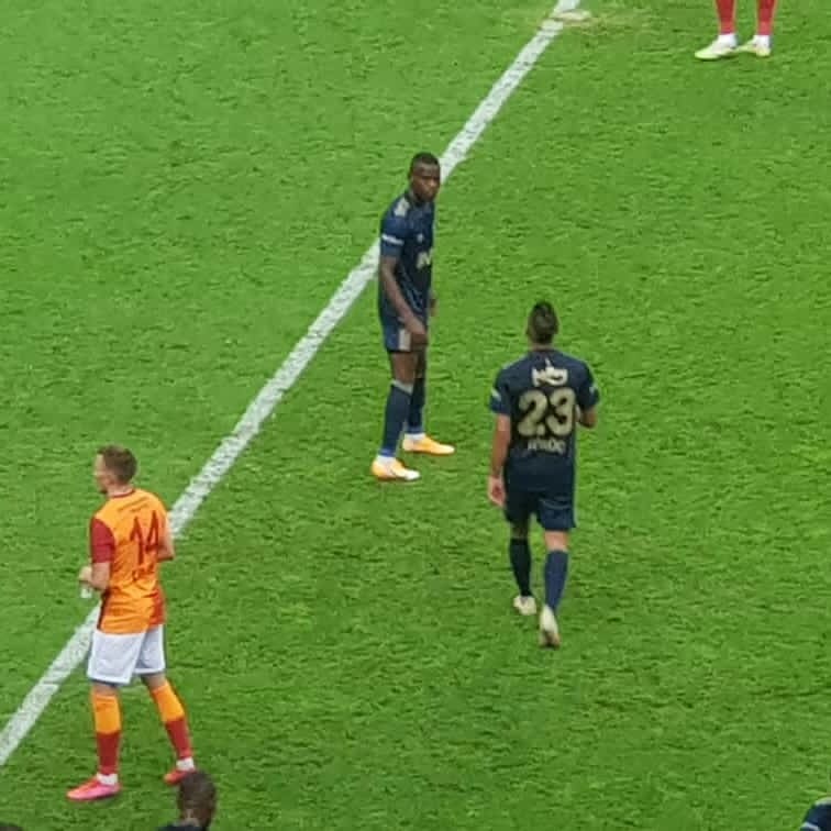 Wisewatchontv1's tweet photo. Oh Yes!! Champion Boy Samatta anakuwa mchezaji wa kwanza wa Kitanzania kucheza Ligi Kuu ya Uturuki.
Anaingia kuchukua nafasi ya Mame Baba Thiam 
Bado hakuna Bao: Galatasaray 0-0 Fenerbahce*

Mechi ipo Live @startimestz https://t.co/o9EfJpdlaA