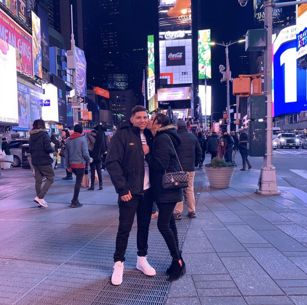 Exploring New York with this cutie 🌃
-
##newyork #marriedlife💍 #travelgram #timessquare #newyorksession #fxlifestyle