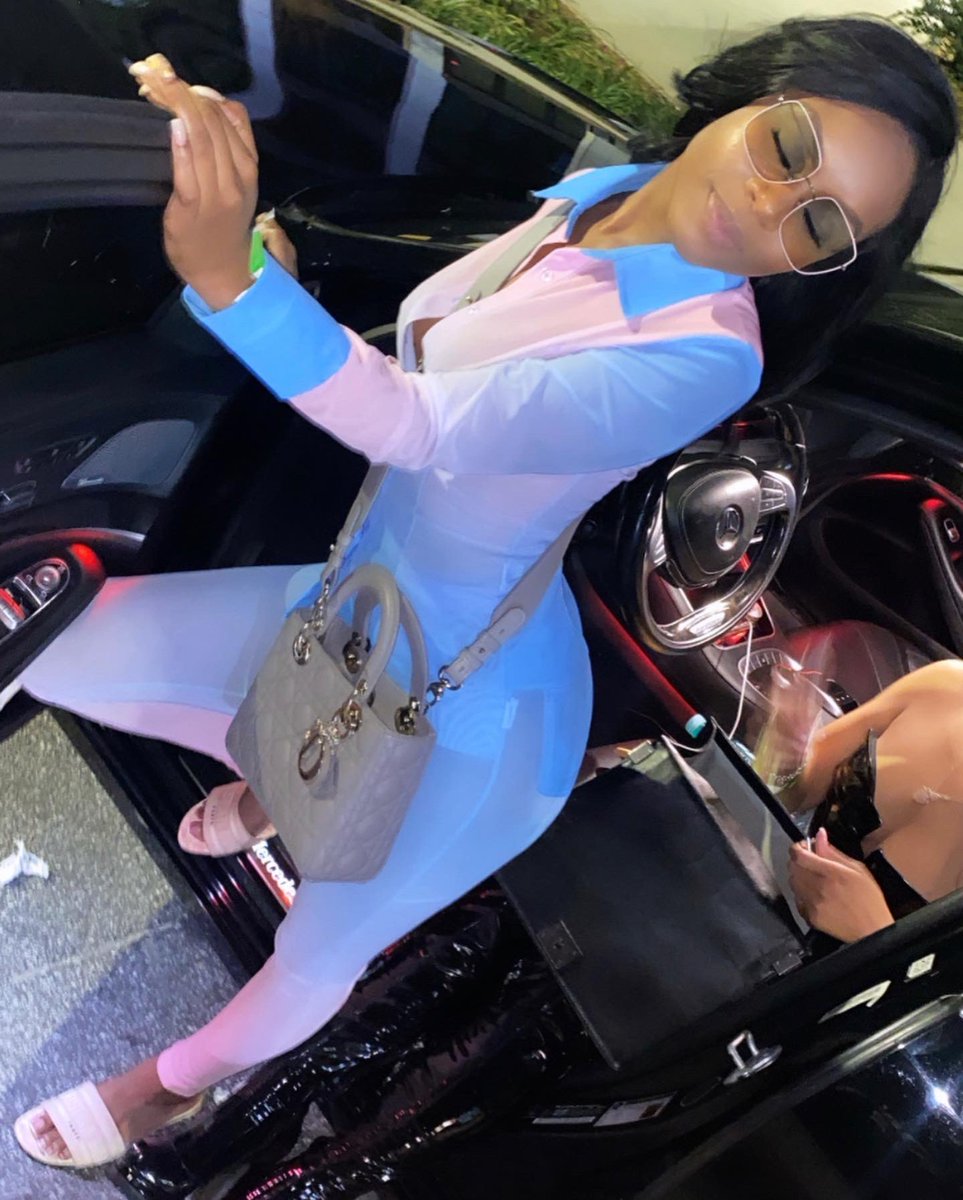 TheOneNyB's tweet photo. Sliding thru the city looking every bit of pretty 💘 https://t.co/x3C4zr9qK7