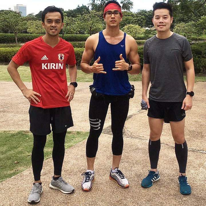 Here's Nadech out for a run/ walk with his friends and with his girl, Yaya  #ณเดชน์  #nadech  #kugimiyas