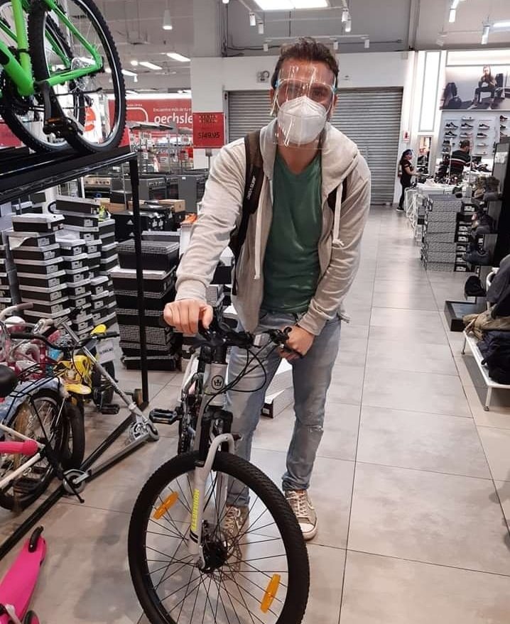 karem_rosas16's tweet photo. Aprovecho para decirle a @YoSoy_Peru @RayoEnLaBotella, LE DARÁN LA MOTO SI O NO? SINO HABRÁ HUELGA DE HAMBRE, AHR Q?
#PackLaJoyaRock https://t.co/iSIzEtAT02