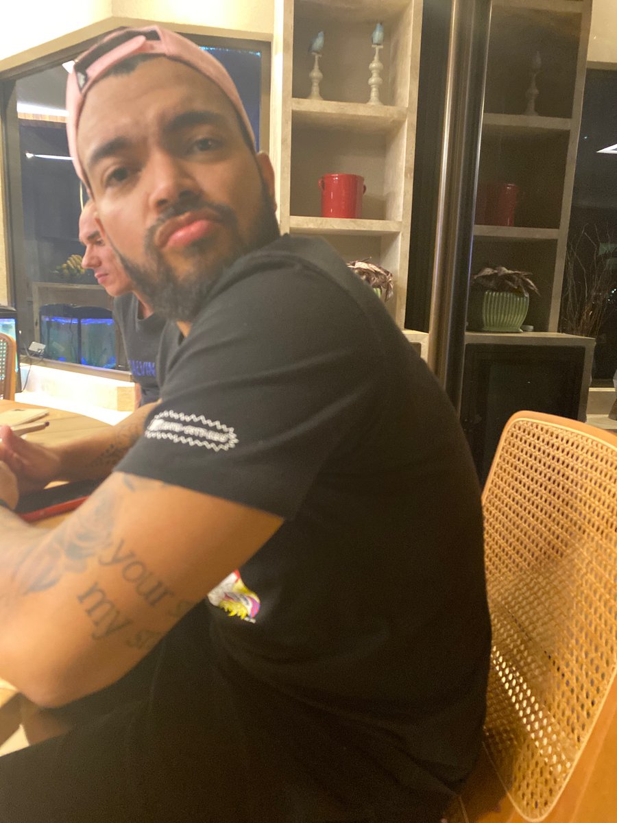 gusttavo_lima's tweet photo. Me pedindo dinheiro emprestado de novo... @thiagobrava https://t.co/wQa15xSlZy