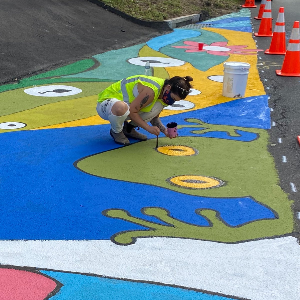 LottaFish's tweet image. Fish, Frogs, and Polliwog painters take to the street. Community Art &amp;amp; Traffic Calming meets Stormwater Education. New Haven art project hopes to reduce speeding and water pollution. #CommunityArt #SafeStreets #CleanWater #TacticalUrbanism #Stormwater #frogs