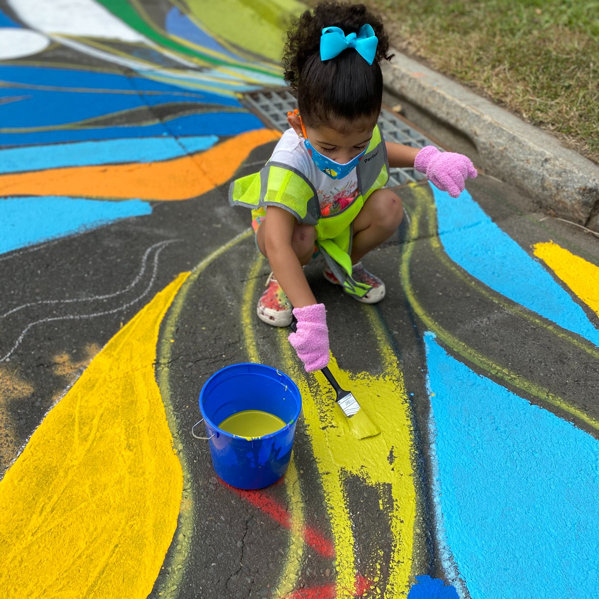 LottaFish's tweet image. Fish, Frogs, and Polliwog painters take to the street. Community Art &amp;amp; Traffic Calming meets Stormwater Education. New Haven art project hopes to reduce speeding and water pollution. #CommunityArt #SafeStreets #CleanWater #TacticalUrbanism #Stormwater #frogs
