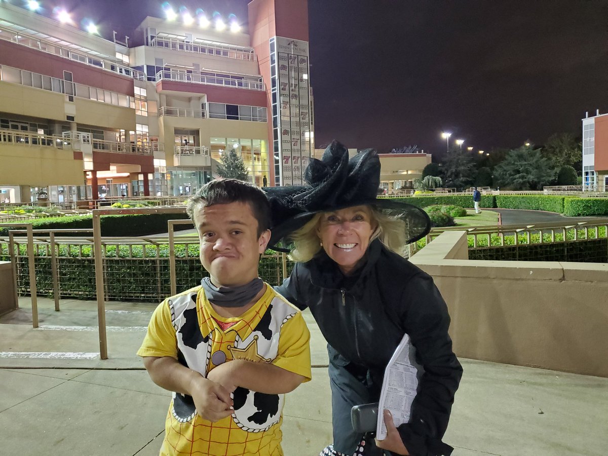 #wheresthewoodytshirt checking out <a href="/Kellyohararp/">Kelly O'Hara</a> Derby hat 👒 Great OK Derby day <a href="/RemingtonPark/">Remington Park</a> @TVG