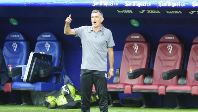 🎙️Mendilibar

"Nos dijeron que el VAR entraba solo para casos claros...sin estás viendo una cosa durante 3 minutos es que no es clara"