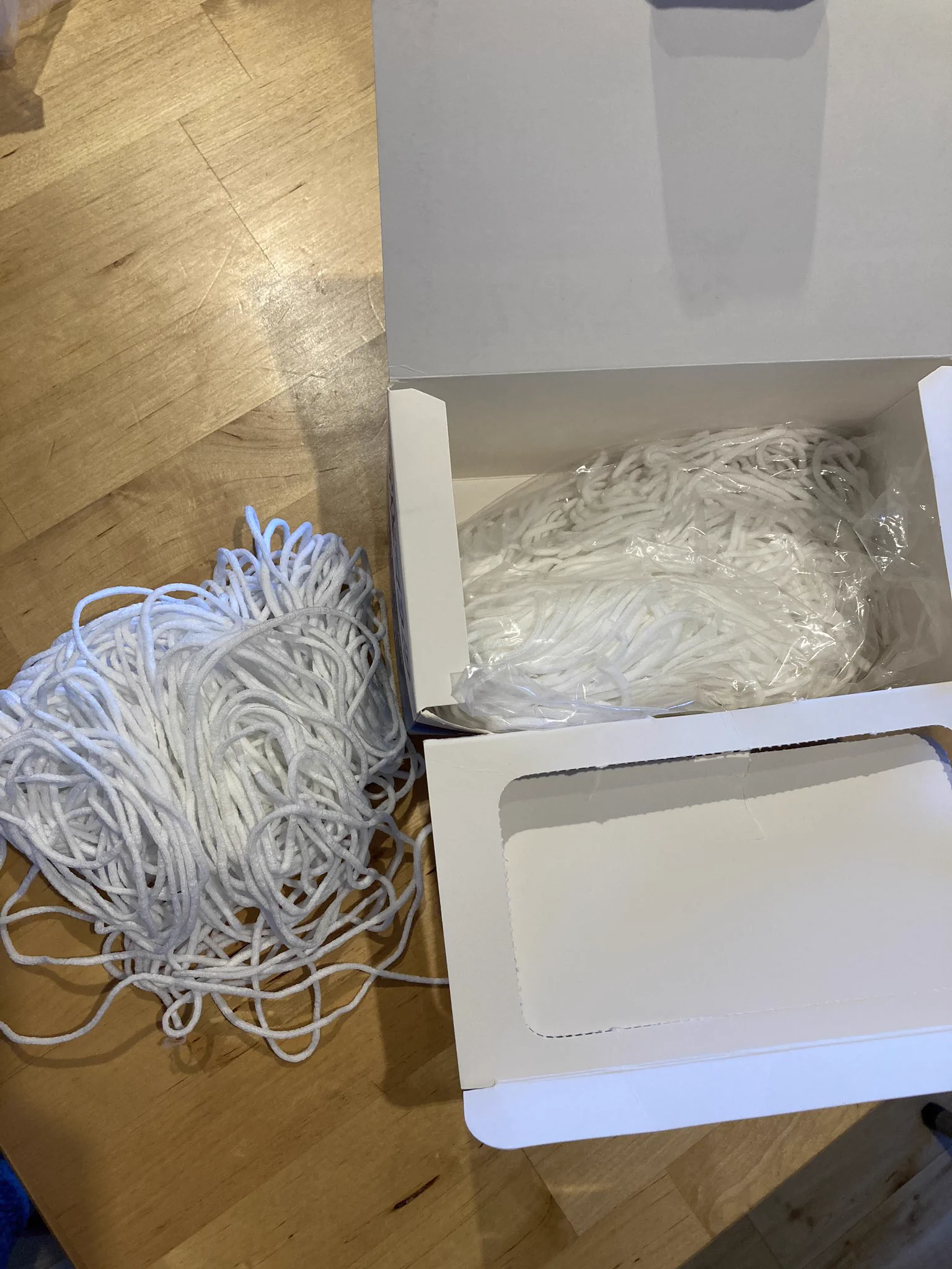 えー！こんなことある？？ 新品マスクの箱から出てきたのは大量の… 紐!??