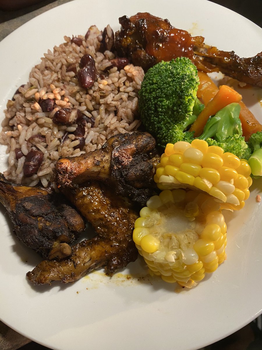 rodeopromo1's tweet image. I had time today 😊✅#dinner 😬 #jerkchicken #barbquechicken #riceandpeas #mixedvegetables #steamveggies
