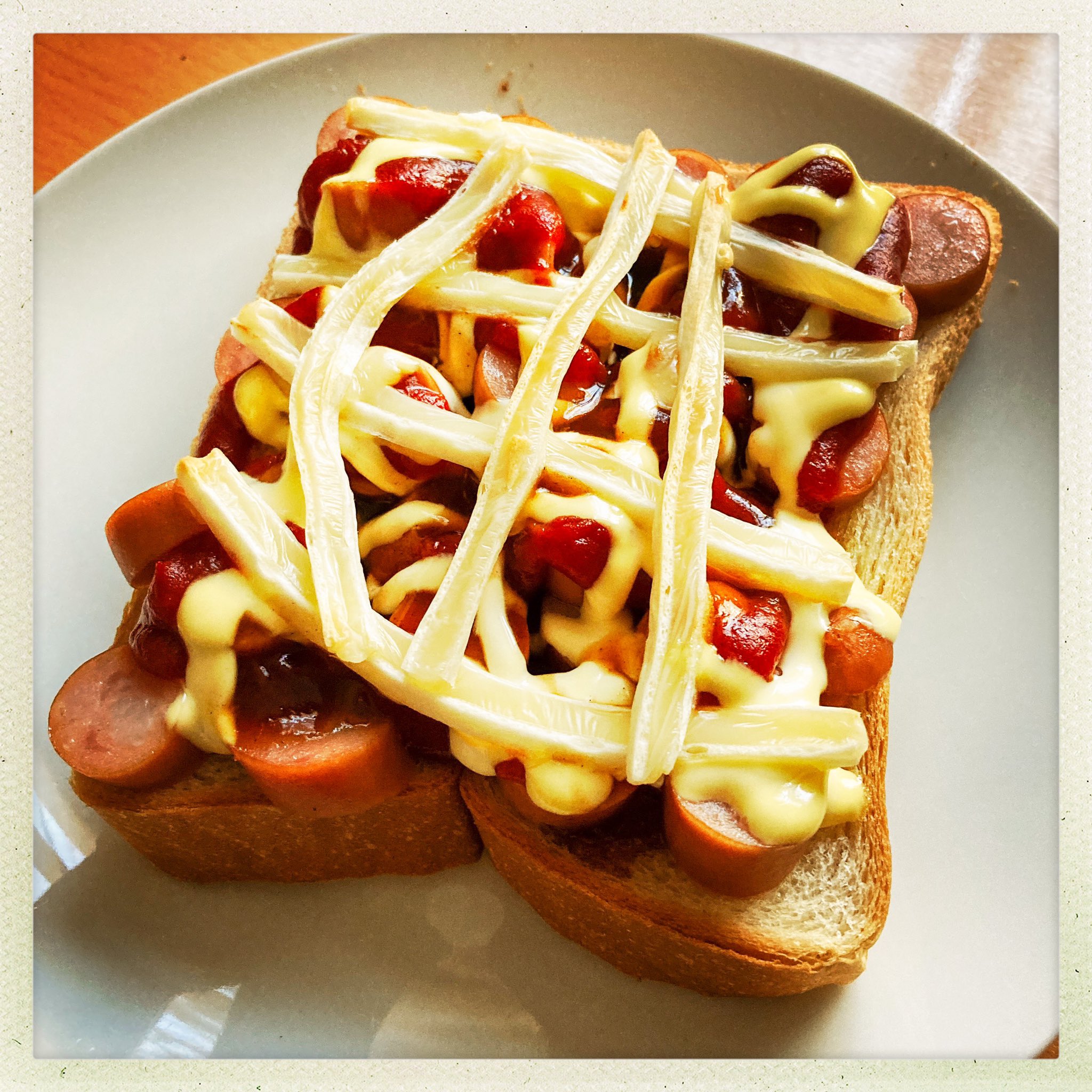 岩佐俊宏 本日のお献立 あまったチータラをトーストにしたらいい感じに溶けて美味しいのでは ということでウィンナーもりもり ピザトースト チータラのチーズはあんまり溶けませんでした モヨロ食堂 モヨロ商會 モヨロ新時代 朝ごはん ひとり