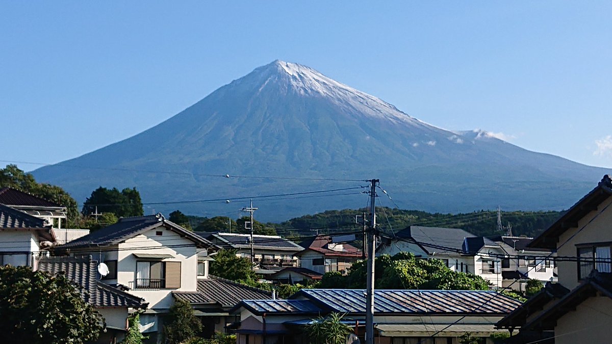 おはようございます☺️秋晴れ～と思って、ベランダに出てみると、富士山に雪🗻 