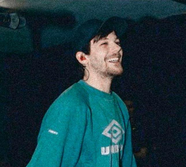I have asked the radio stations for each song by Louis, I have tried to promote it with small images, triptychs, sharing the songs with my acquaintances, with my friends. When it came back to you I did everything so that several radios will pass it, I really tried very hard