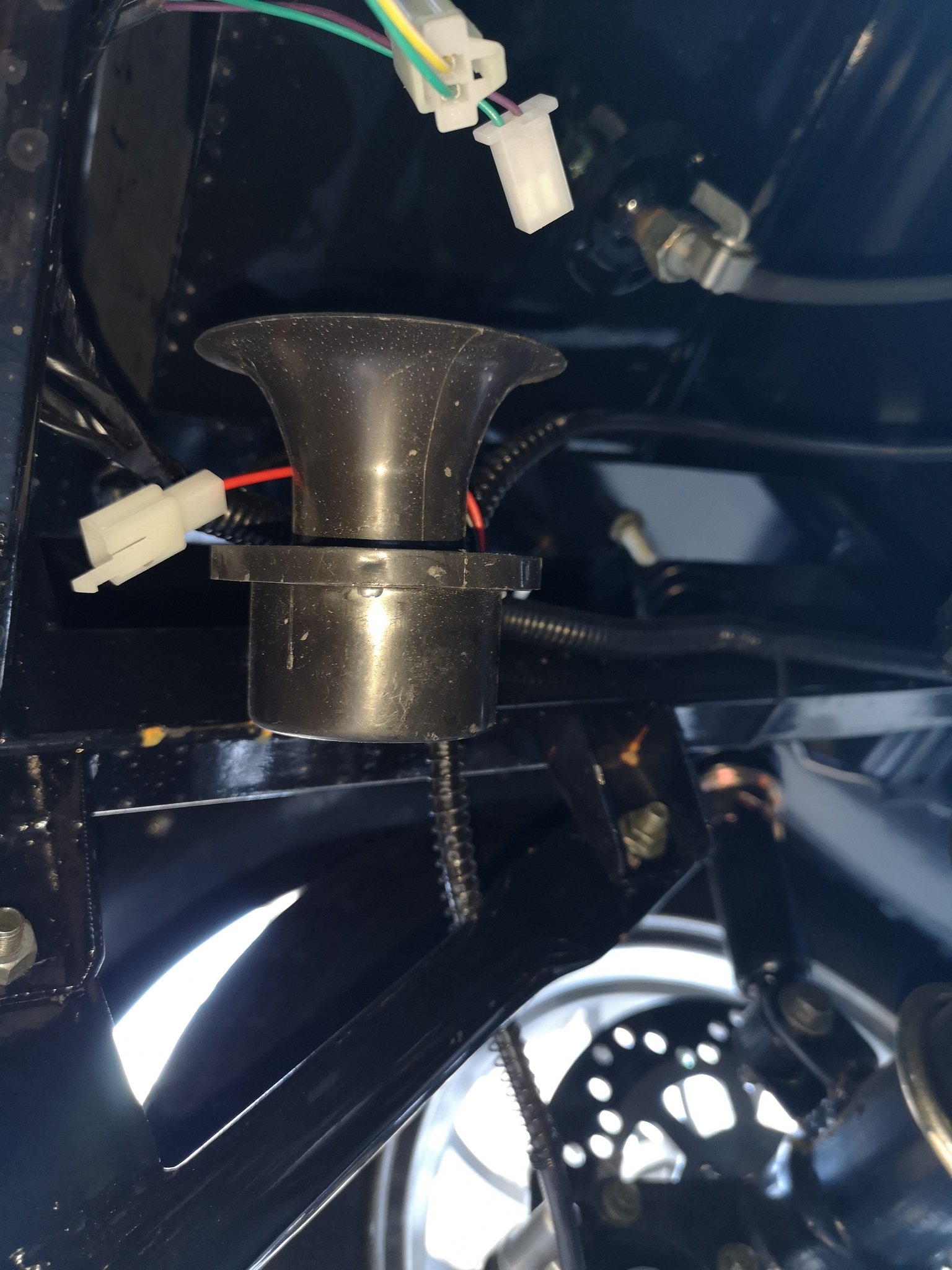 Ap Trikes125 Bike Shop Bigmouse バックブザーを鳴らなくする方法です 車体を後ろからみて左側のテールランプ裏あたりを覗いてみてください するとバックブザーのラッパホーン本体があります ホーンから出ているカプラー 赤線 を本体から出ている Ap Trikes125 Bike Shop Bigmouse バックブザーを鳴らなくする方法です 車体を後ろからみて左側のテールランプ裏あたりを覗いてみてください するとバックブザーのラッパホーン本体があります ホーンから出ているカプラー 赤線 を本体から出ている