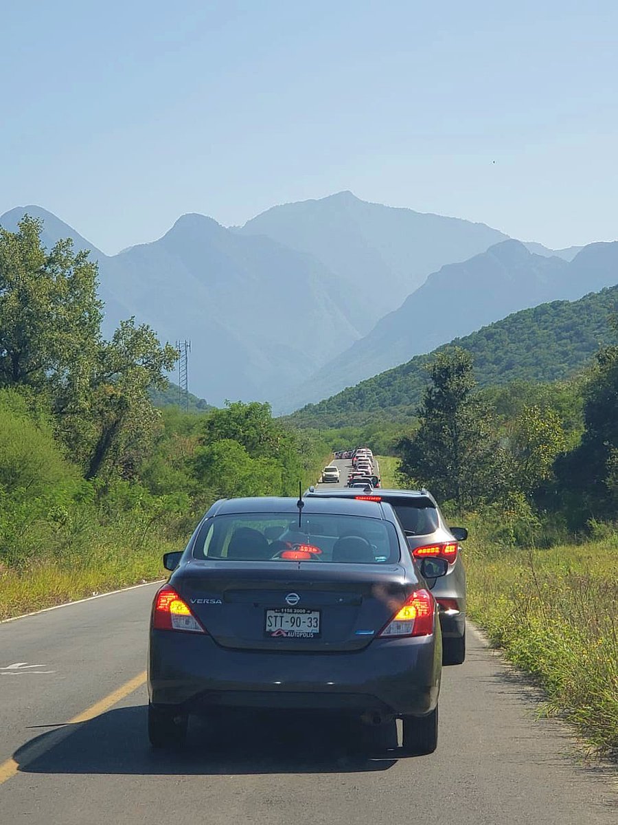 BlogDelRegio's tweet photo. Así la enorme fila de vehículos la tarde de este domingo intentando ingresar al @BioparqueMty para poder pasear en la nueva modalidad de autosafari. 🚗🚙🚚🚕🚗
#BioparqueEstrella #Fila #Autos #Autosafari #BioparqueEstrellaMty #Carretera #Rayones https://t.co/ZRcSmESdn6
