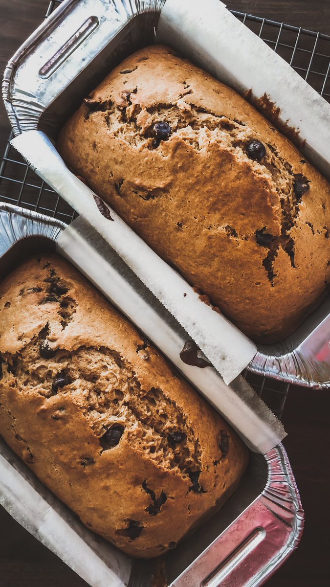 moonraker_777's tweet photo. Fresh out of the oven.
Pumpkin Bread with Brown Butter, Chocolate Chips, and ... Bourbon. #AVbaking #AVfoodies
#pumkinbread https://t.co/1pTxbvTlQC