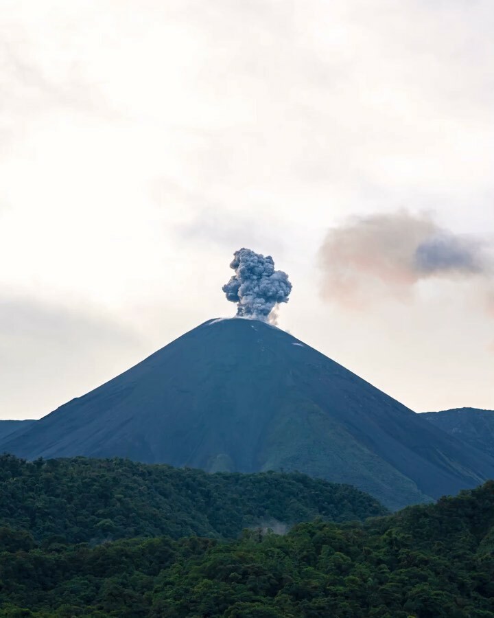 RedLabEc's tweet image. Atardecer sobre el volcán Reventador en Ecuador. 🌋

Junte este timelapse de algunas fotos de prueba que hice antes de que caiga la noche.

La música es de @ruven_dru_music 🙌 instagr.am/p/CFqEit2ggeW/