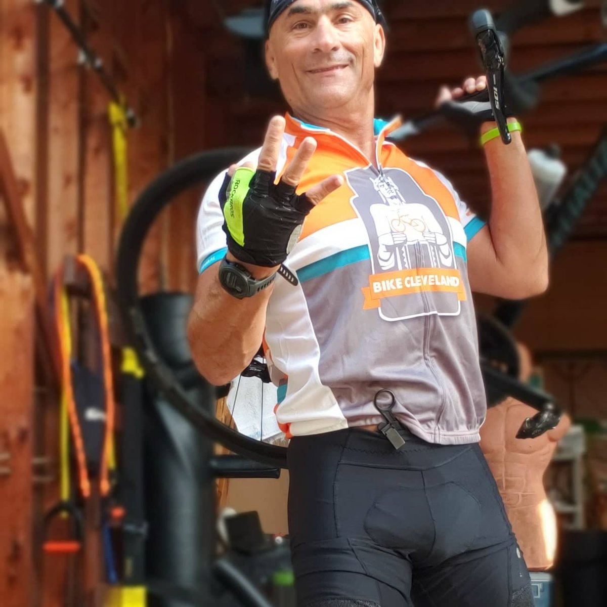 MichaelMareagle's tweet photo. Okay, got my 30 miles in. Kenbridge to Bishop to Rte 6 to Chagrin River Rd to S. Woodland to Brainard to Shaker Blvd to Richmond to Highland to Bishop to Kenbridge to home. 30.34 hilly 1:53:24. 
#cycling, #biking #riding #doing. Loving the "ING" thing @ingguidesmedia
#DoingTheDo https://t.co/nFl5IkJ6A0