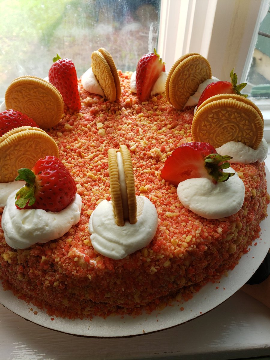 DoWeHaveAProb's tweet photo. Strawberry Crunch Cheesecake 🍰🍓 https://t.co/6KnmcJ9Sa2