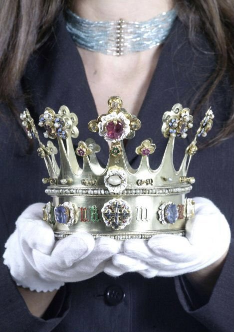 تاج "مارجريت يورك" من القرن الخامس عشر. غادر التاج إنجلترا في عام 1468م وهو واحد من تاجين إنجليزيين من العصور الوسطى نجا من الحرب الأهلية ويحتفظ بهما الآن في كاتدرائية آخن في ألمانيا. 
RAa