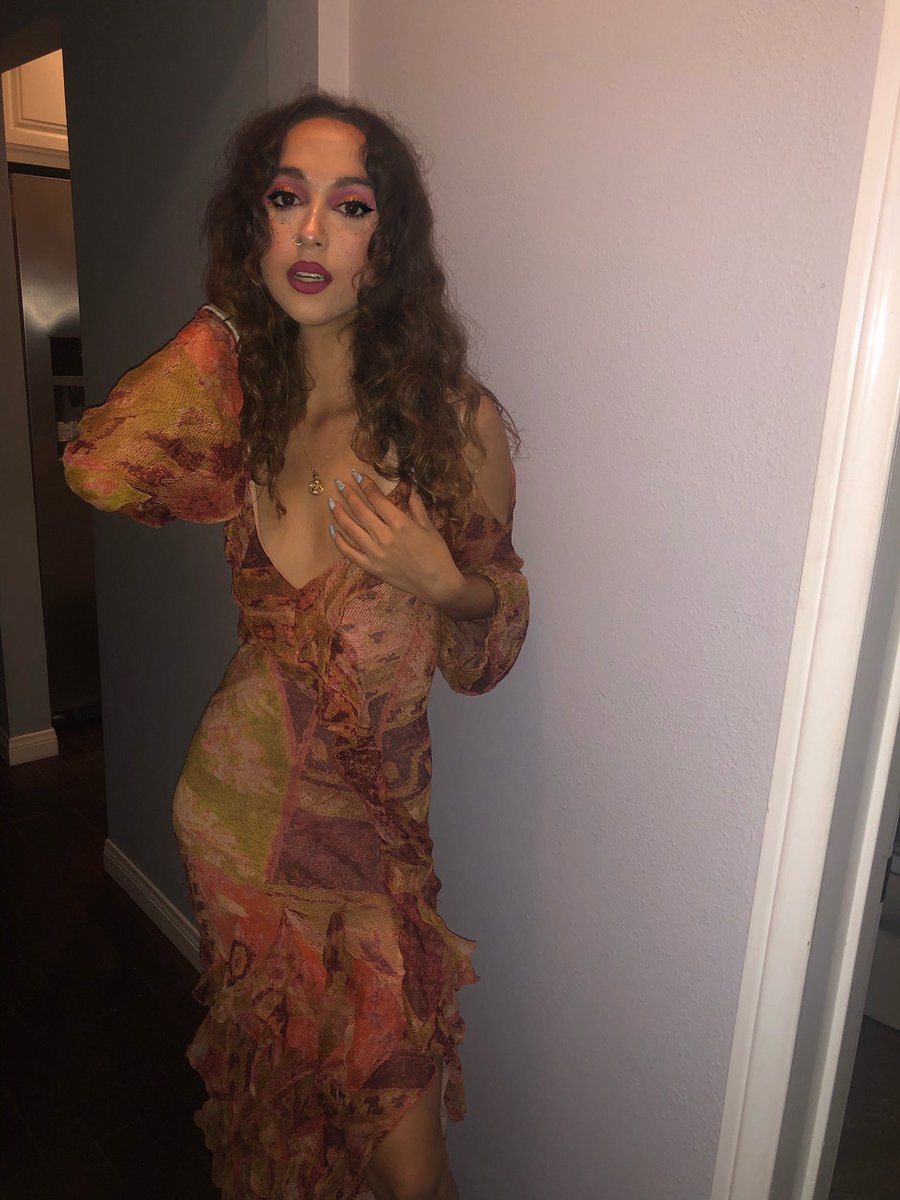 carolinewolf__'s tweet photo. This dress >>>> https://t.co/BsYLL1BMeu