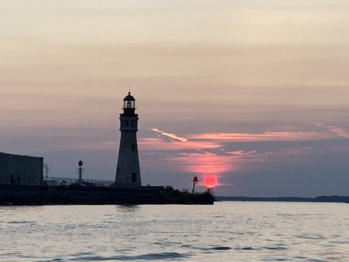 bartlop's tweet photo. Probably last night of the boat this season. Great sunset to finish off the year. #BuffaloSummer #Somegoodthingsin2020 https://t.co/c9lPF8ie9r