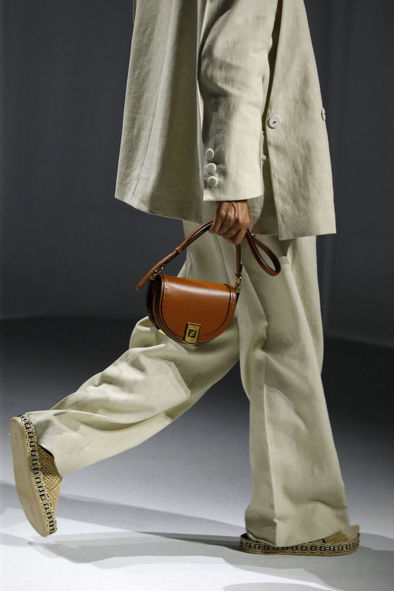 Fendi Japan على تويتر 新作メンズバッグは アースカラーのカラーパレットにゆったりとしたテーラリングがラグジュアリーな雰囲気 詳しくはこちら T Co Biie59jz9l