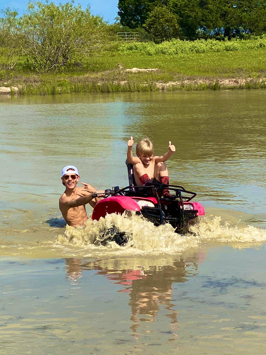 camgrizzly24's tweet photo. “uncle cam can we go ride fourwheelers” #issaboat #degenerateintraining https://t.co/EByYzE75vs