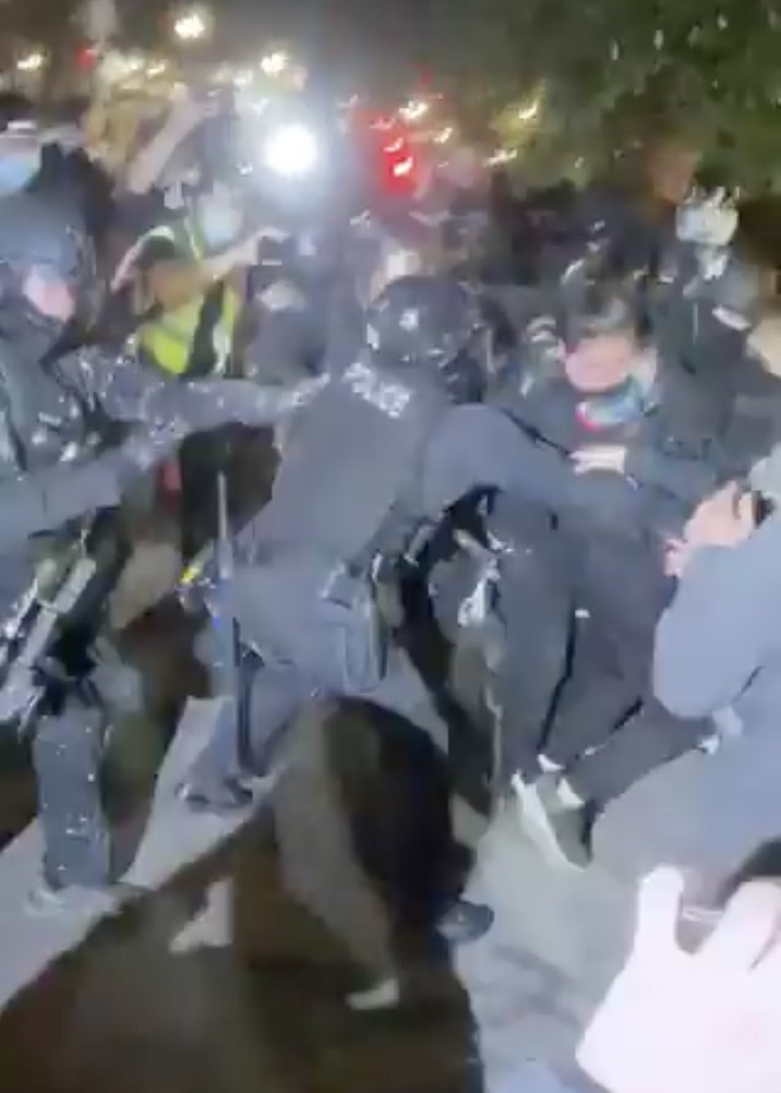 The violent BLM-antifa activities on 26–27 Sept. in Portland resulted in dozens of arrests during the governor-declared city emergency. In downtown, rioters fired ball bearings from slingshots at cops & shut down the streets again.  #PortlandRiots  #antifa  https://archive.is/FR7nE 