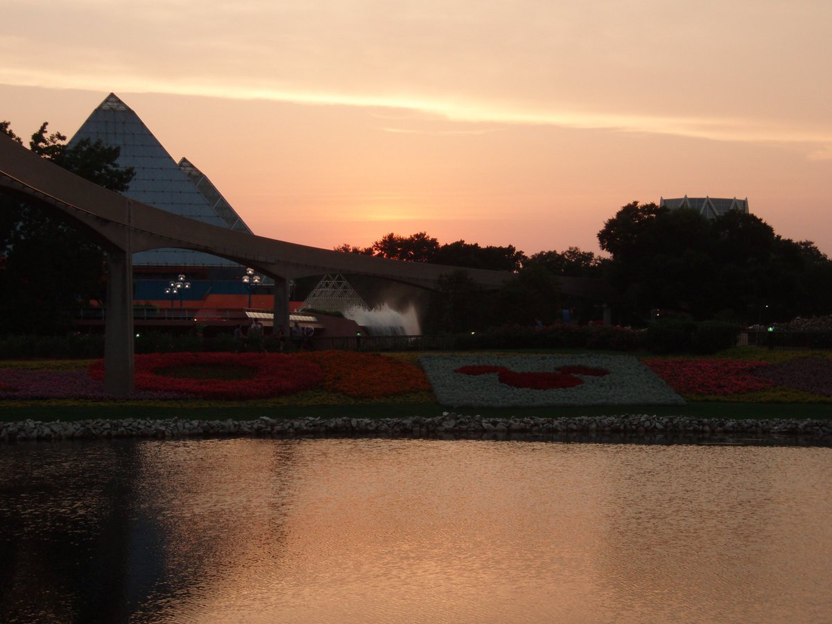 aTravelingKaren's tweet photo. Good Night 🌙 Happy Dreams #DisTwitter #DisneyFriends #letsgotoDisney https://t.co/RL98mo0kDE
