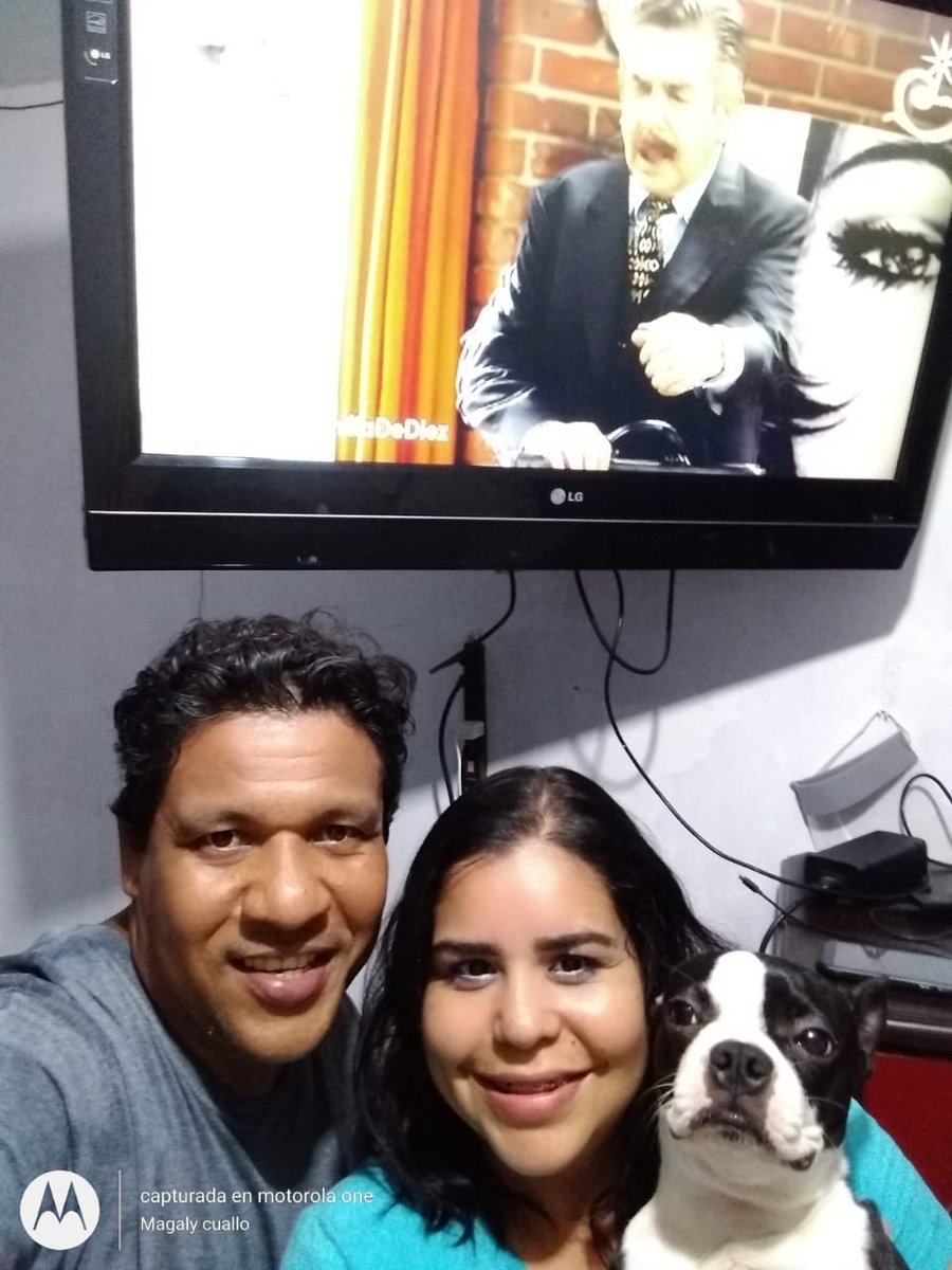 educar83's tweet photo. En familia viendoloss!!!! #UnaFamiliaDeDiez https://t.co/WuDQVVAmsA