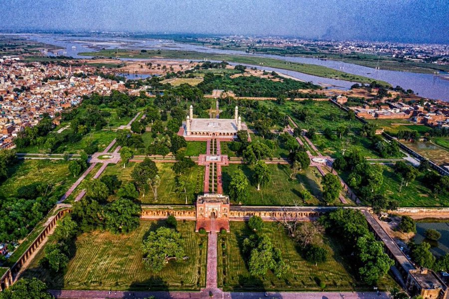 Majestic City of Lahore, heart of culture, history & desi cuisine. #VisitPakistan2021  #WorldTourismDay