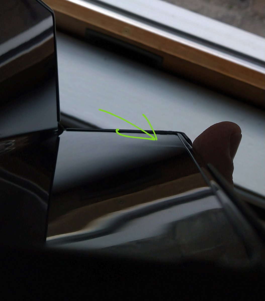 Покупатели Galaxy Z Fold 2 столкнулись с проблемой «странных морщин» на экране