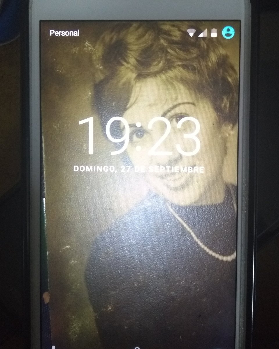 Mi abuelo tiene de fondo de pantalla  a mí abuela de jóven 🤧❤️