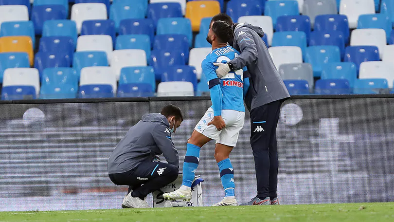 cnespaniol's tweet photo. #NapoliGenoa | Para #Insigne sospecha de una distensión del muslo. El delantero abandonó el terreno de juego por lesión, su estado se evaluará cuando se reanuden los entrenamientos. Lumbalgia para #Manolas https://t.co/j7gkGJUKDS