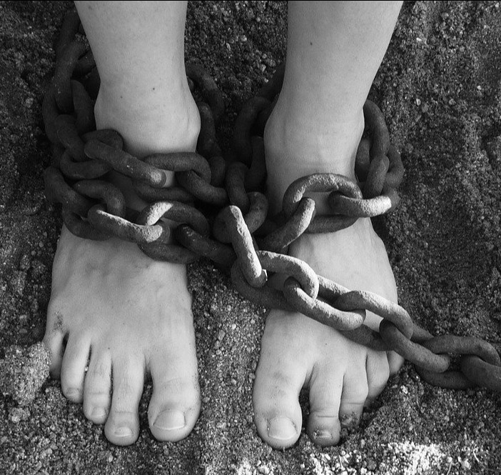 человек в кандалах. найти человека в рабстве.